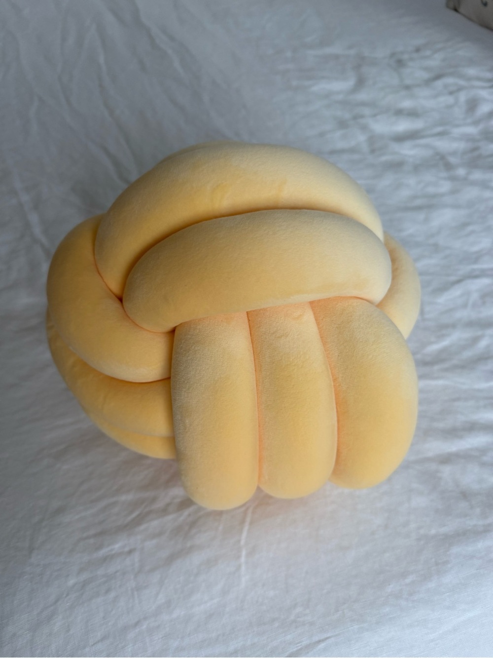 Plush Knot Pillow - Soft Pale Yellow